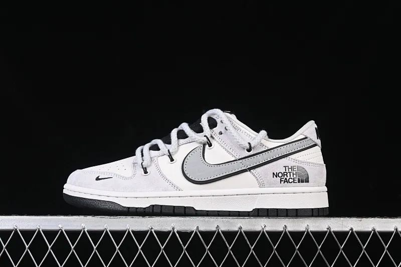 All categories Nk SB Dunk Series Nk SB Dunk Low High-end customized low-top sneakers Nk SB Dunk Low North Face joint-CDG gray and black drawstring Anniversary high-end customized low-top casual sneakers XX3168-307